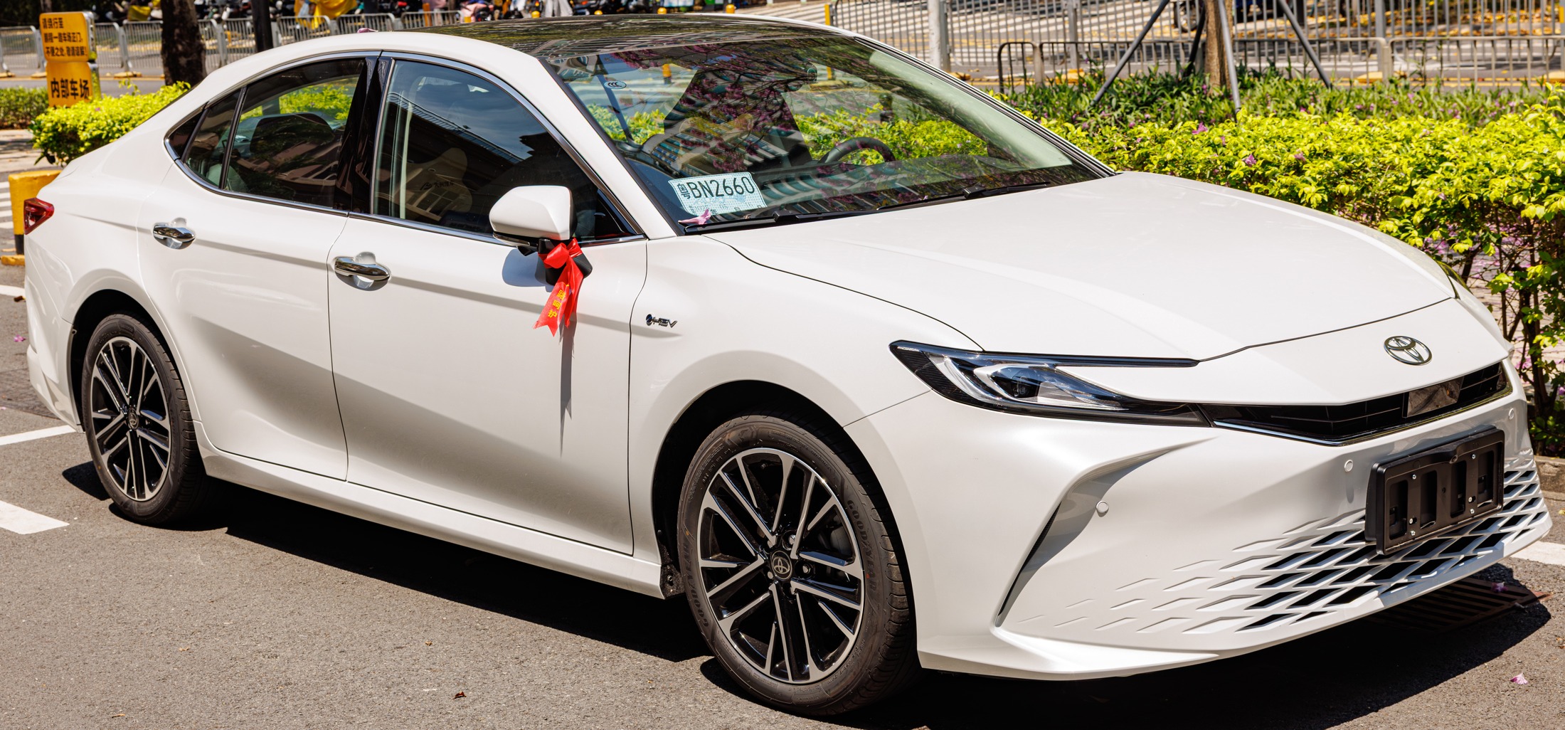 Белая Toyota Camry XV80 китайской спецификации