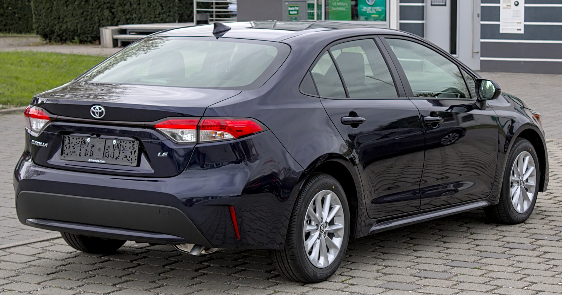 Синяя Toyota Corolla E210