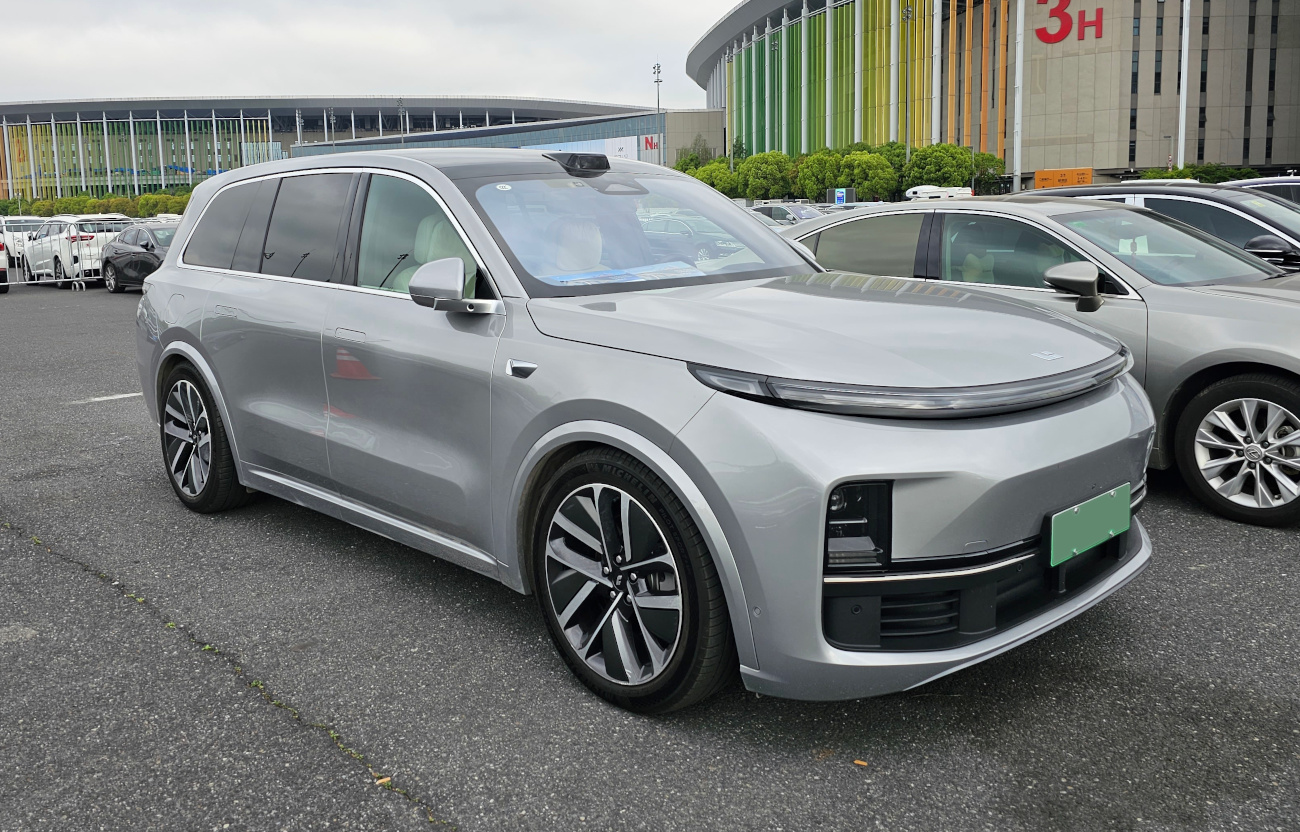 Серебристый Li Auto L9